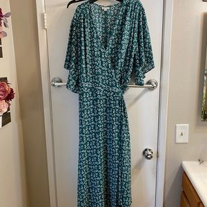 Beautiful green with white black flower print. Pretty and flowy. Wraparound